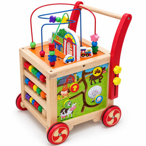 Trotteur cube d'activités en bois vu de trois quarts : labyrinthe de perles, panneau ferme et bouliers latéraux