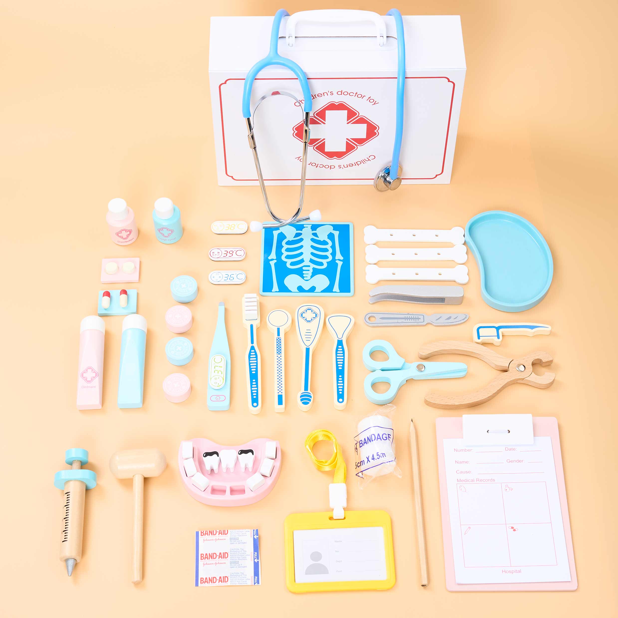 Valise de docteur en bois ouverte avec l'ensemble de ses accessoires disposés autour