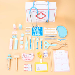 Valise de docteur en bois ouverte avec l'ensemble de ses accessoires disposés autour