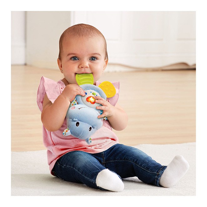 Bébé mordillant la patte de dentition verte du Croc'hippo VTech