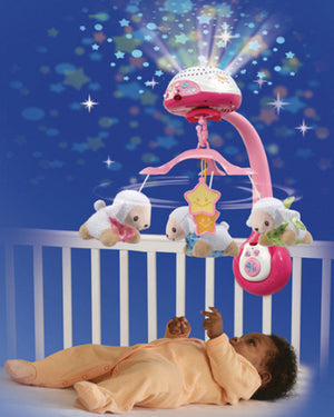 Mobile Compte-moutons rose VTech fixé au lit projetant un ciel étoilé au-dessus de bébé