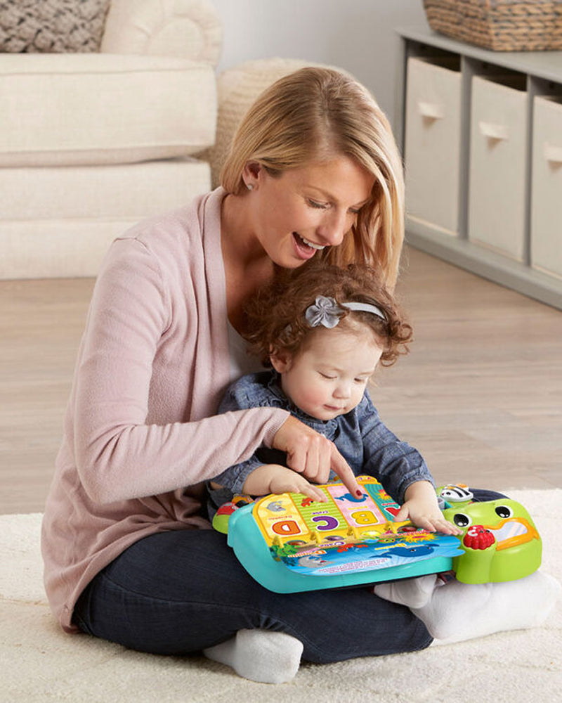 Maman et petite fille découvrant ensemble l'imagier interactif VTech