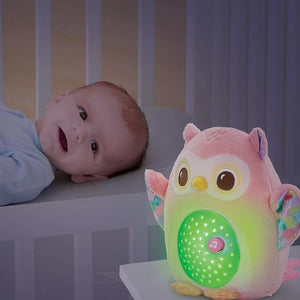 Bébé regardant la veilleuse Lumi chouette rose illuminée en vert