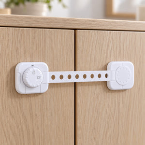 Bloque-porte de sécurité blanc à molette installé sur deux portes de placard en bois