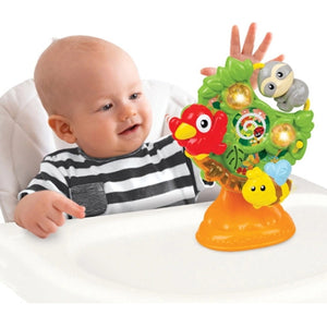 Bébé en chaise haute qui joue avec l'arbre tournant Winfun fixé sur la tablette