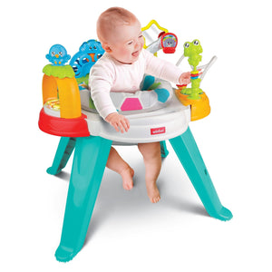 Bébé debout dans le siège du centre d'activités Winfun Baby Move