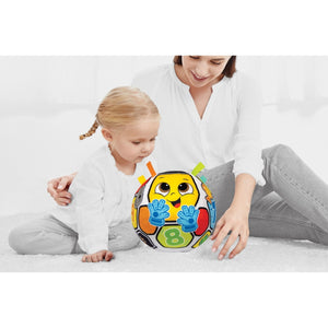 Enfant qui joue avec le ballon musical Winfun à côté de sa maman