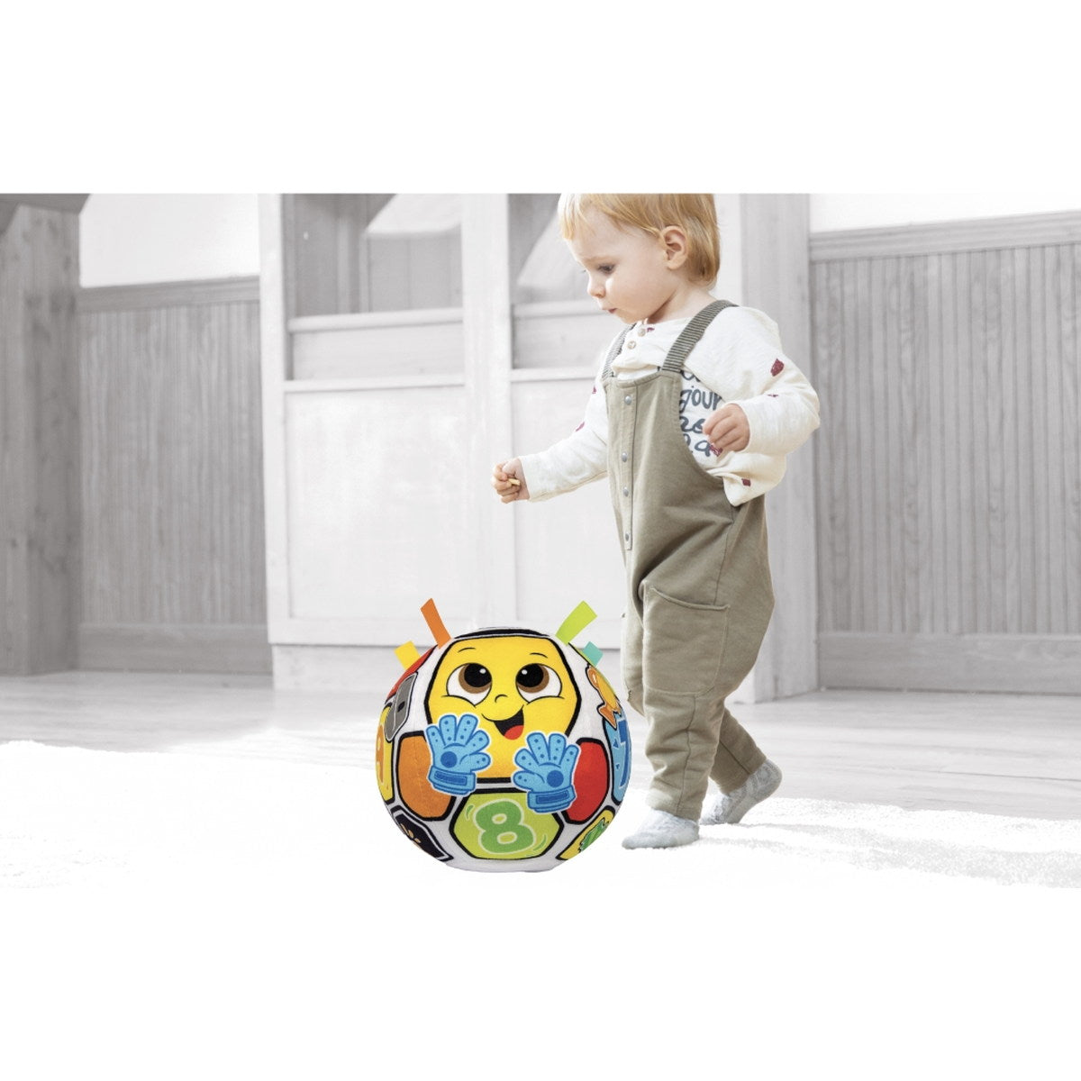 Tout-petit qui marche en poussant le ballon de foot musical Winfun