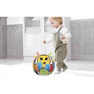 Tout-petit qui marche en poussant le ballon de foot musical Winfun