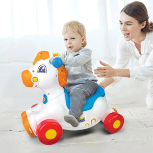 Enfant assis sur le cheval à bascule Winfun Junior Rider avec sa maman