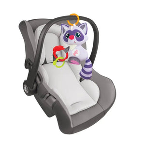 Doudou raton laveur Winfun accroché à l'anse d'un siège auto bébé