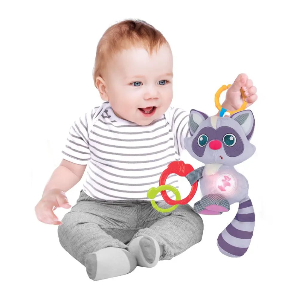 Bébé tenant le doudou raton laveur Winfun par son anneau de préhension