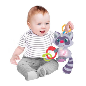Bébé tenant le doudou raton laveur Winfun par son anneau de préhension