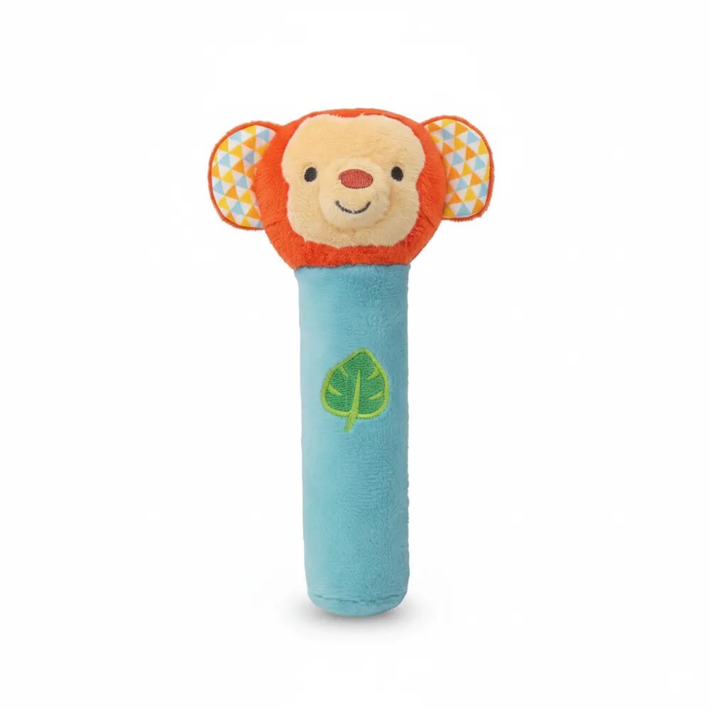 Hochet bâton Winfun Squeak 'N Shake Singe, tête crème à oreilles à triangles et manche bleu brodé d'une feuille
