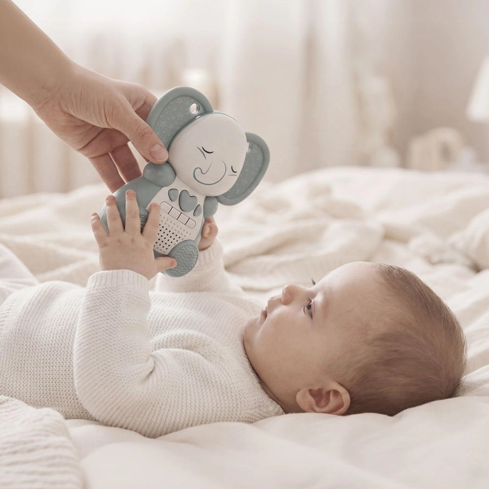 Bébé allongé qui attrape la veilleuse éléphant Winfun