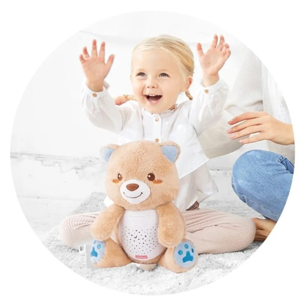 Enfant jouant avec l'ourson veilleuse Winfun posé sur un tapis