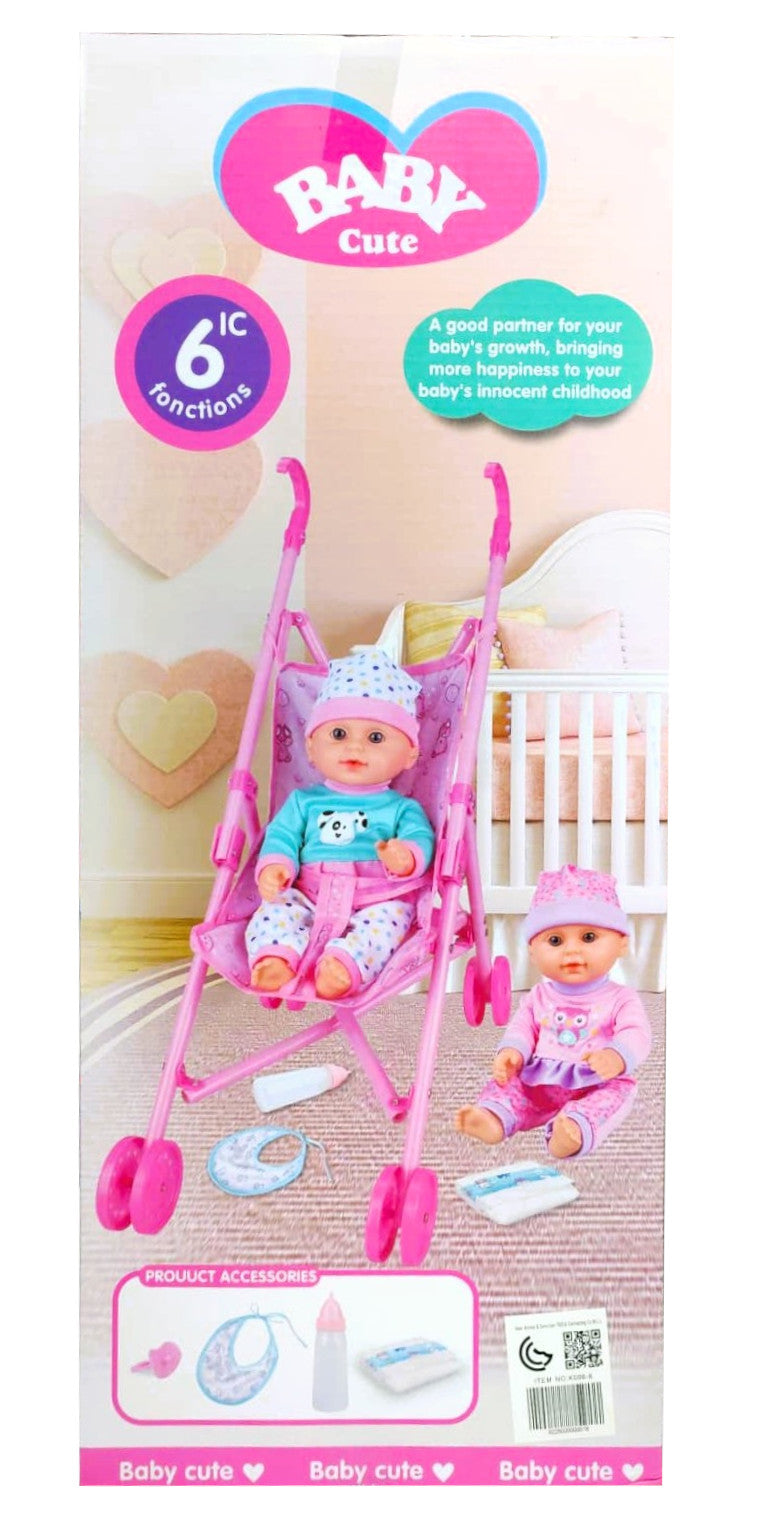 Poupée Sweet Baby installée dans sa poussette canne rose pliable avec bavoir, biberon et sucette